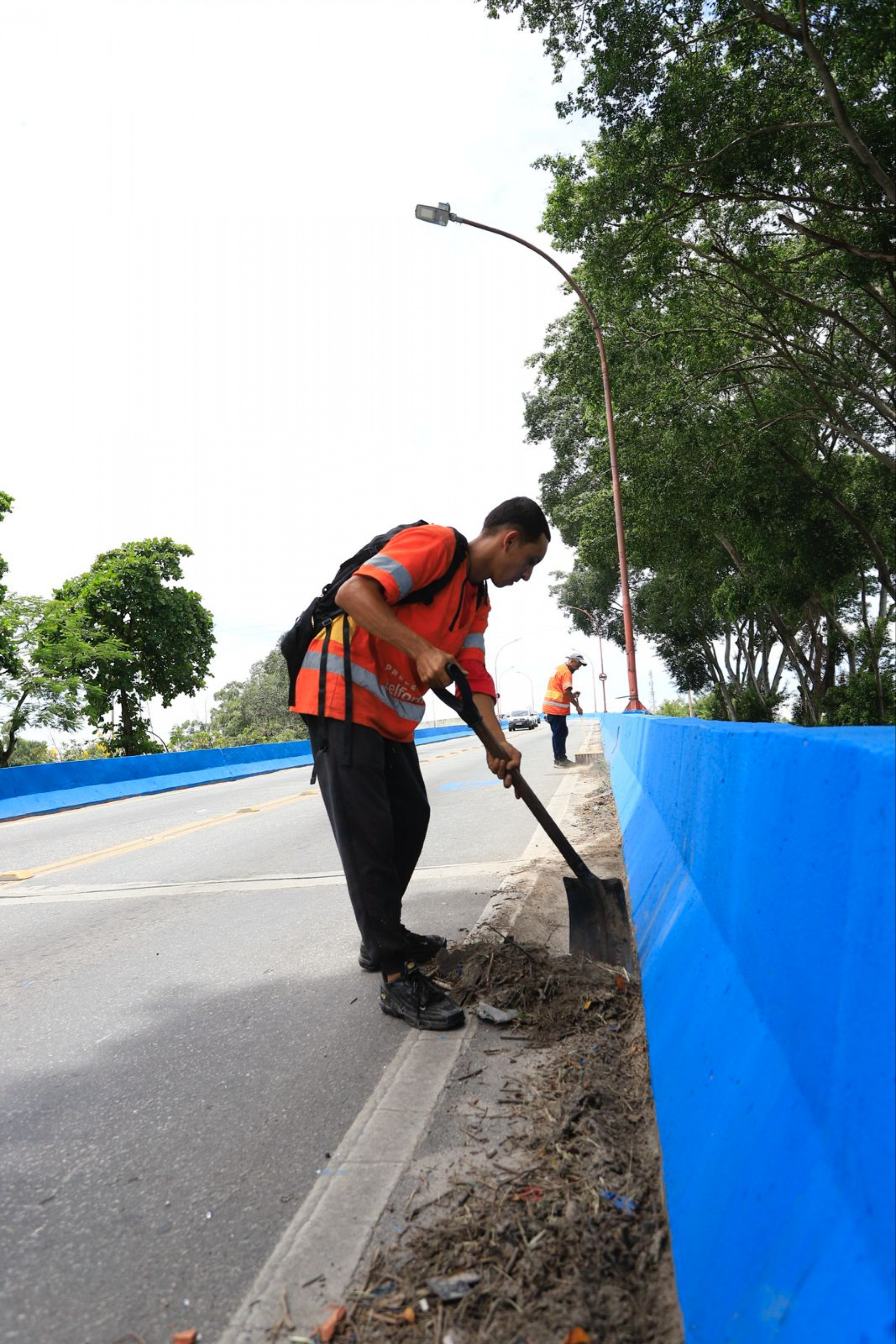 A Secretaria municipal de Servi&ccedil;os P&uacute;blicos fez a limpeza e pintura do viaduto - Roger Silva / PMBR
