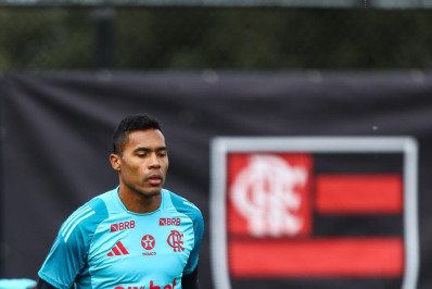 Alex Sandro tem edema na coxa e deve desfalcar o Flamengo contra o Vasco