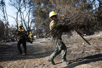 Policiais buscam vítimas de incêndios na Califórnia