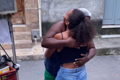 Vídeo: jovem emociona mãe ao contar que passou para Medicina na Uerj