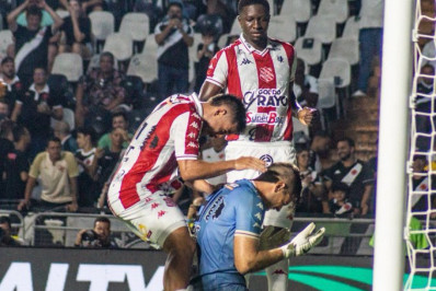 Herói contra o Vasco, goleiro do Bangu adiou aposentadoria e estreou contra um grande
