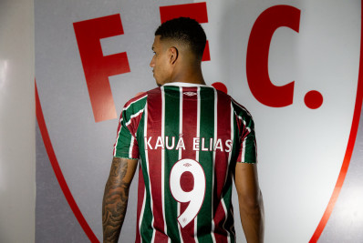 Kauã Elias realiza sonho e assume a camisa 9 do Fluminense: 'Muito honrado'