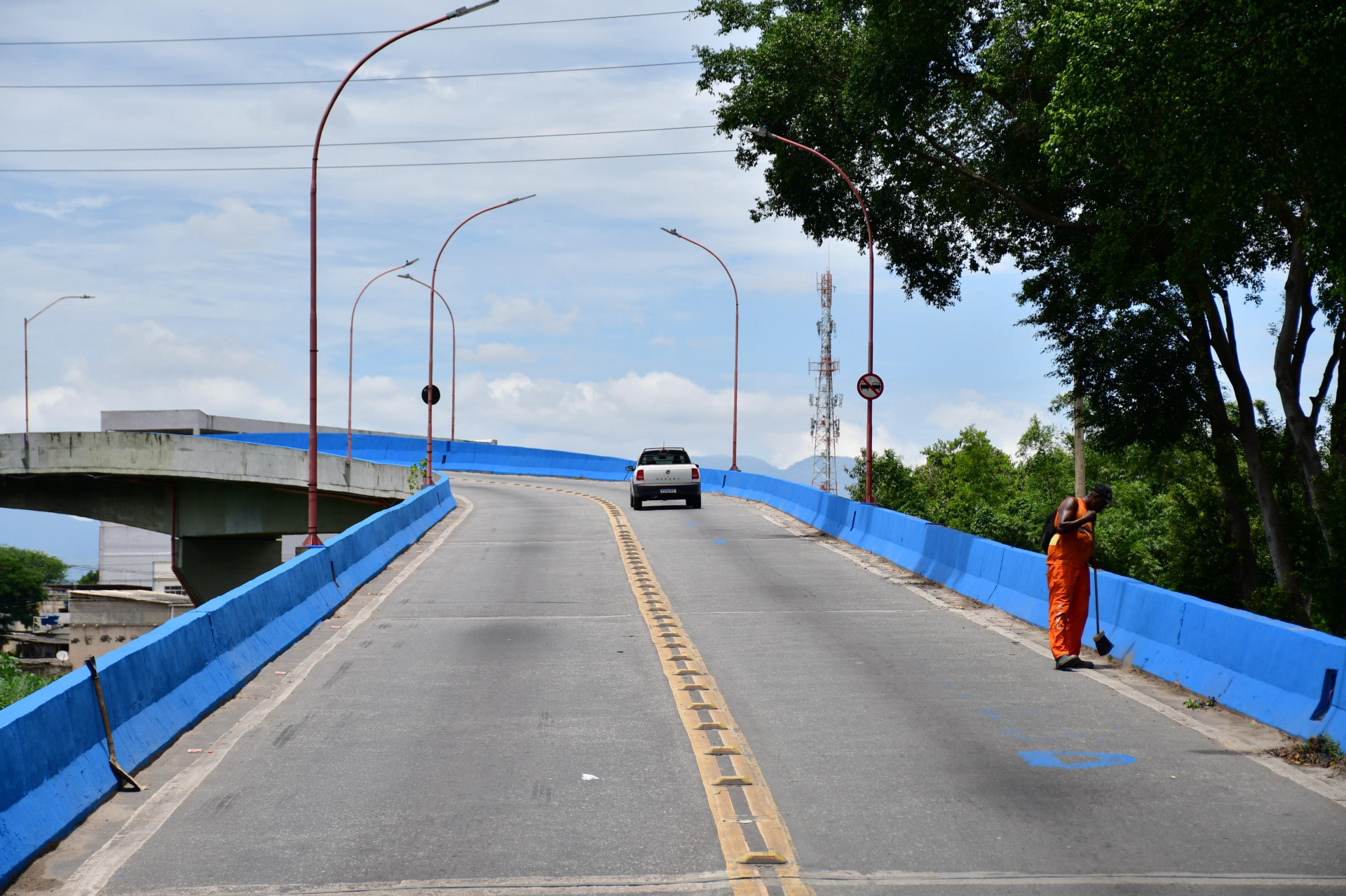 Pelo viaduto circulam diariamente centenas de ve&iacute;culos com destino a diversos bairros - Jeovani Campos / PMBR