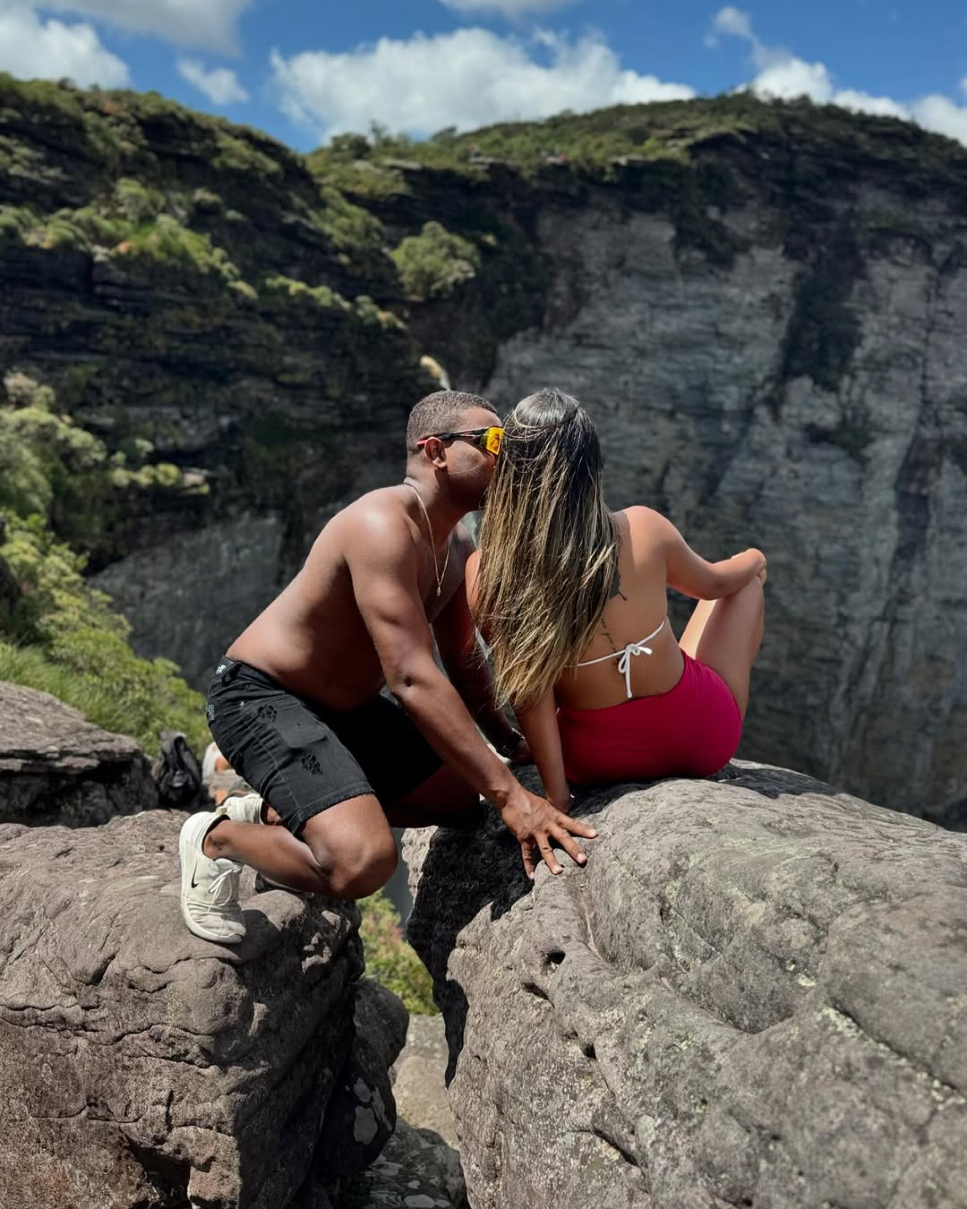 Davi Brito surge aos beijos com dentista - Reprodução / Instagram? 