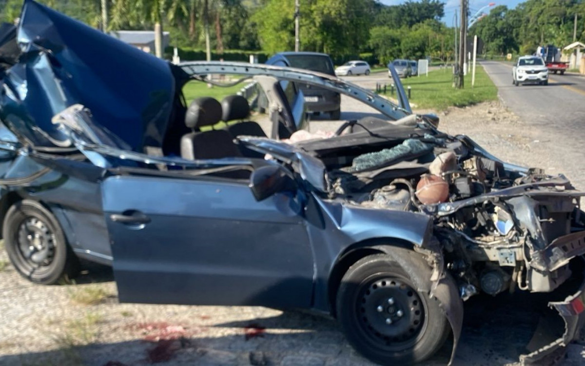 Carro onde a bebê estava ficou totalmente destruído após o acidente com um ônibus em Maricá