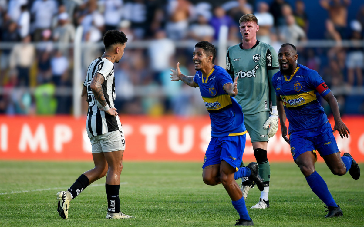 Saquarema (RJ), 18/01/2025 - SAMPAIO CORRÊA-BOTAFOGO - Rafael Pernão, do Sampaio Correa, comemora gol. Partida entre Sampaio Corrêa e Botafogo, válida pela 3ª rodada do Campeonato Carioca, Taça Guanabara, realizada no Estádio Lourival Gomes de Almeida, neste sábado (18).