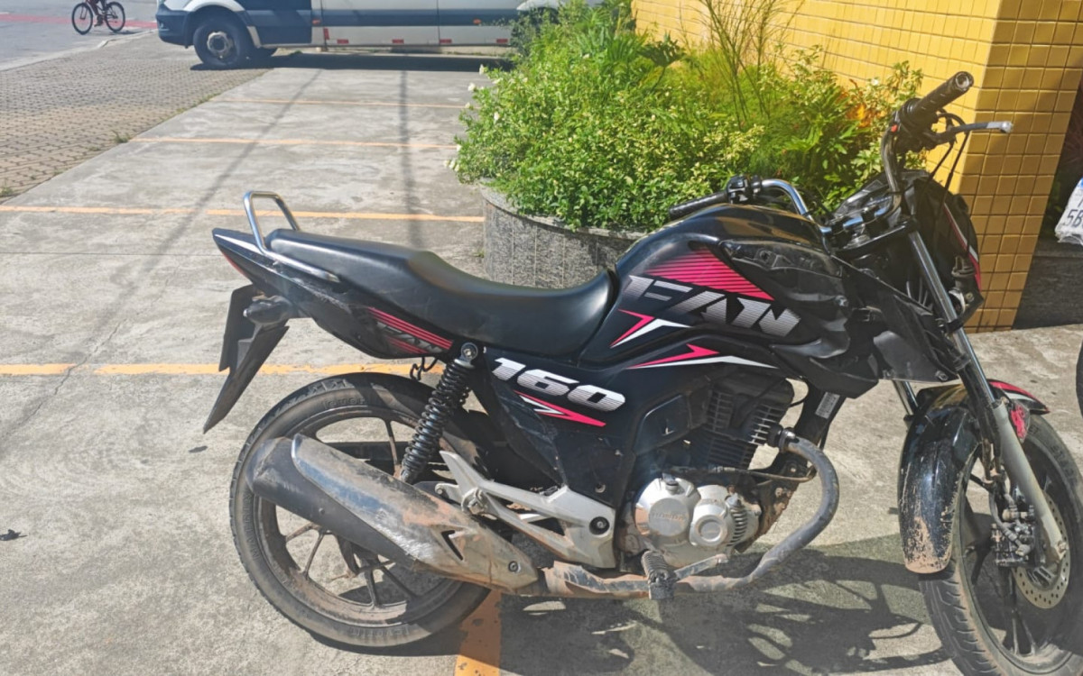 Material apreendido com suspeitos do Comando Vermelho inclui drogas, munição e motocicleta utilizada na fuga