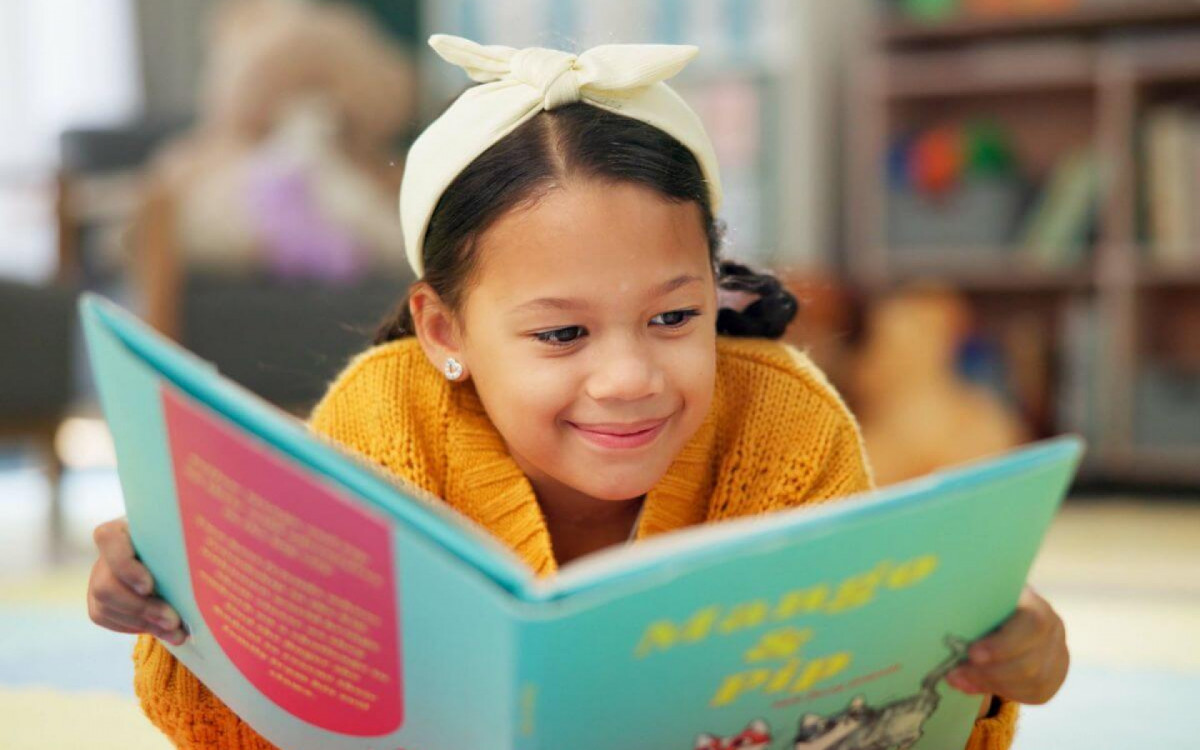 Os livros podem tornar as f&eacute;rias mais divertidas (Imagem: PeopleImages.com - Yuri A | Shutterstock)