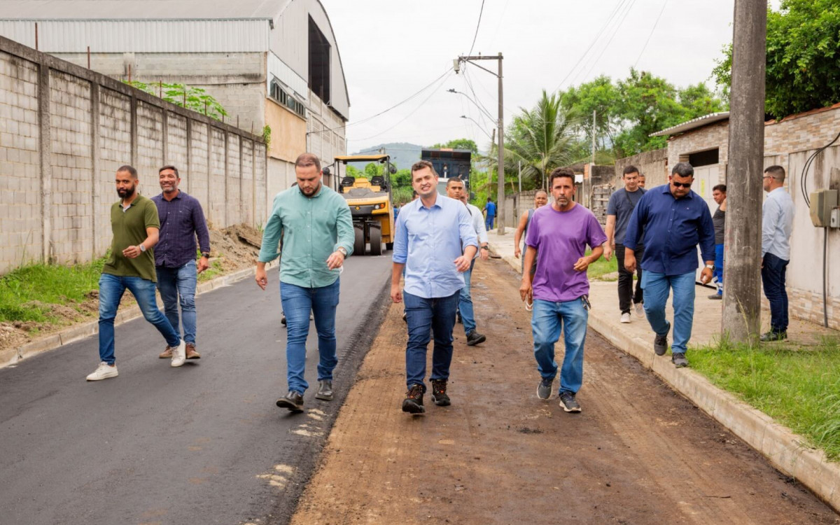 Ruas de bairros de Duque de Caxias recebem asfalto - Divulgação