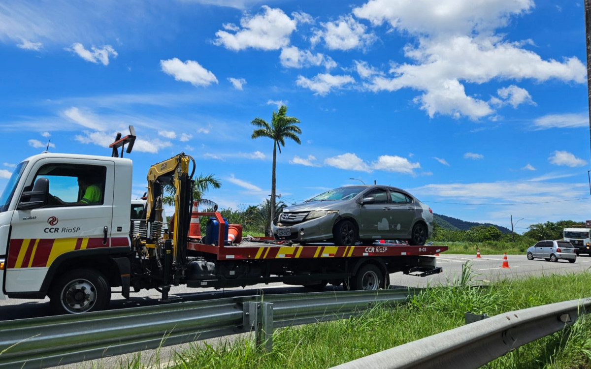 Carro amassado pelo impacto da batida é retirado da Rio - Santos pela CCR