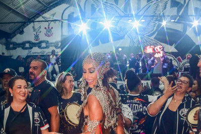 Recém-casada, Sabrina Sato marca presença em ensaio da Gaviões da Fiel