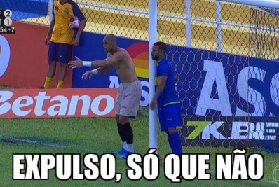 Zagueiro no gol e goleiro expulso arrumando a barreira: os memes de Sampaio Corrêa x Botafogo