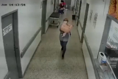 Vídeo: argentina é presa na fronteira com o Paraguai após se passar por enfermeira e sequestrar bebê