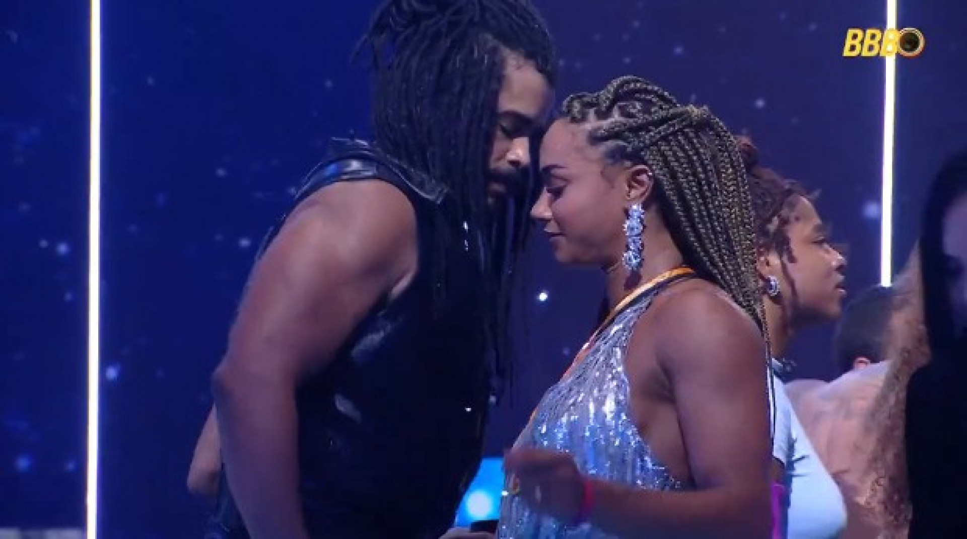 Diogo e Aline dançam coladinhos - Reprodução Globoplay