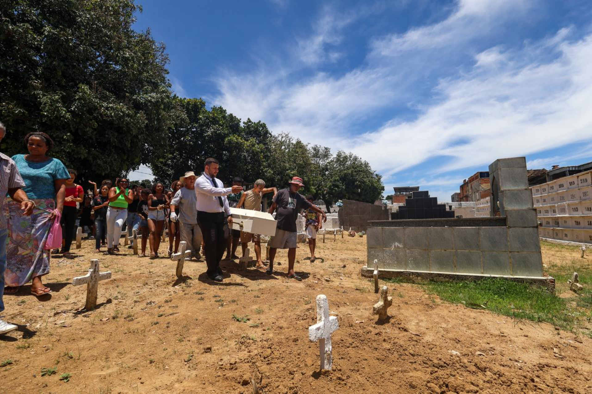 Corpo de N.M.S, de 12 anos, foi sepultado no Cemitério de Éden - Renan Areais/Agência O Dia