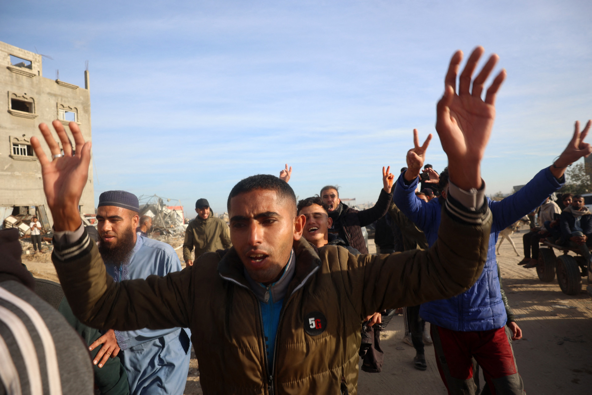 Palestino ergue as mãos durante retorno à Gaza - AFP