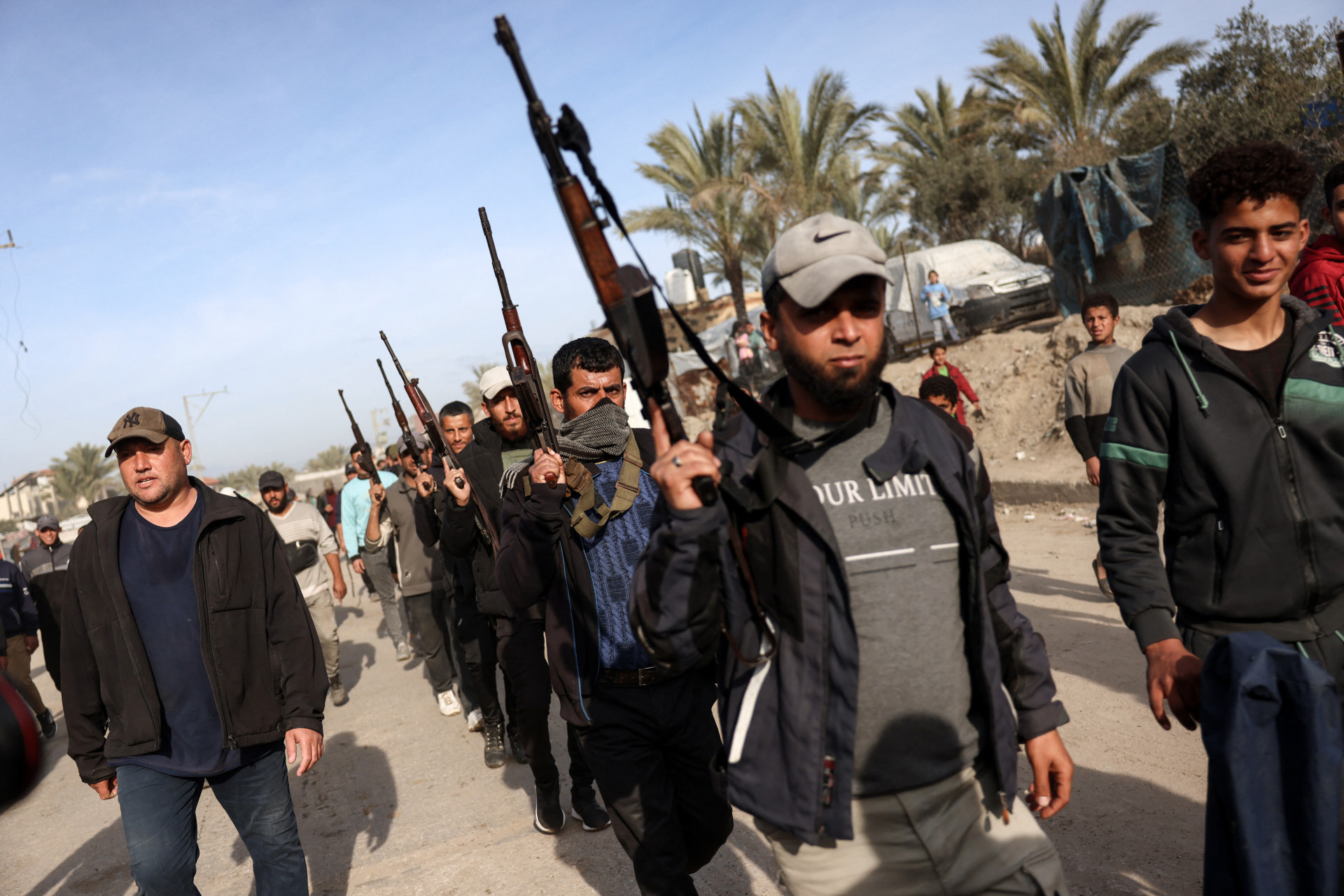 Membros das forças de segurança do Hamas posicionam-se em Nuseirat, no centro da Faixa de Gaza - AFP