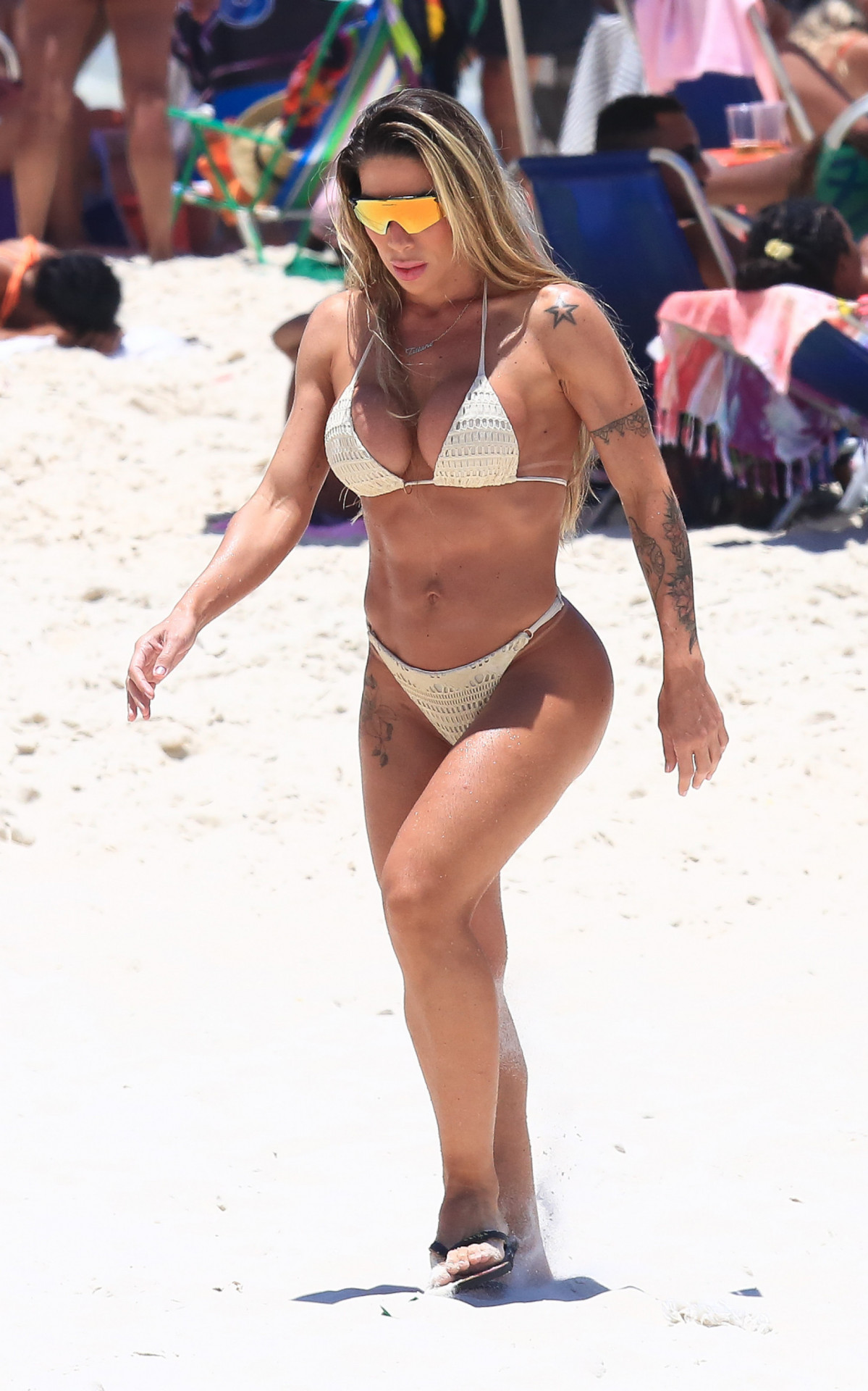 Tati Minerato curte dia de praia na Barra da Tijuca