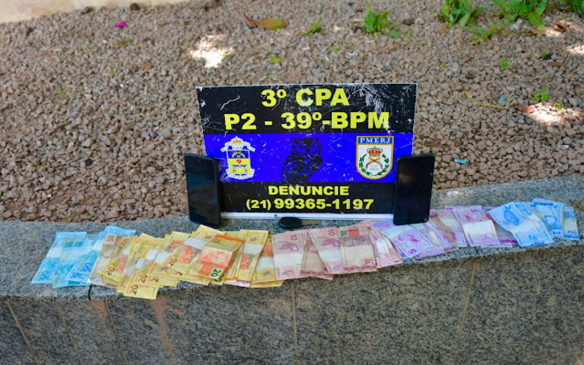 Dinheiro apreendido pela dupla de milicianos presa pelos policiais militares do 39º BPM