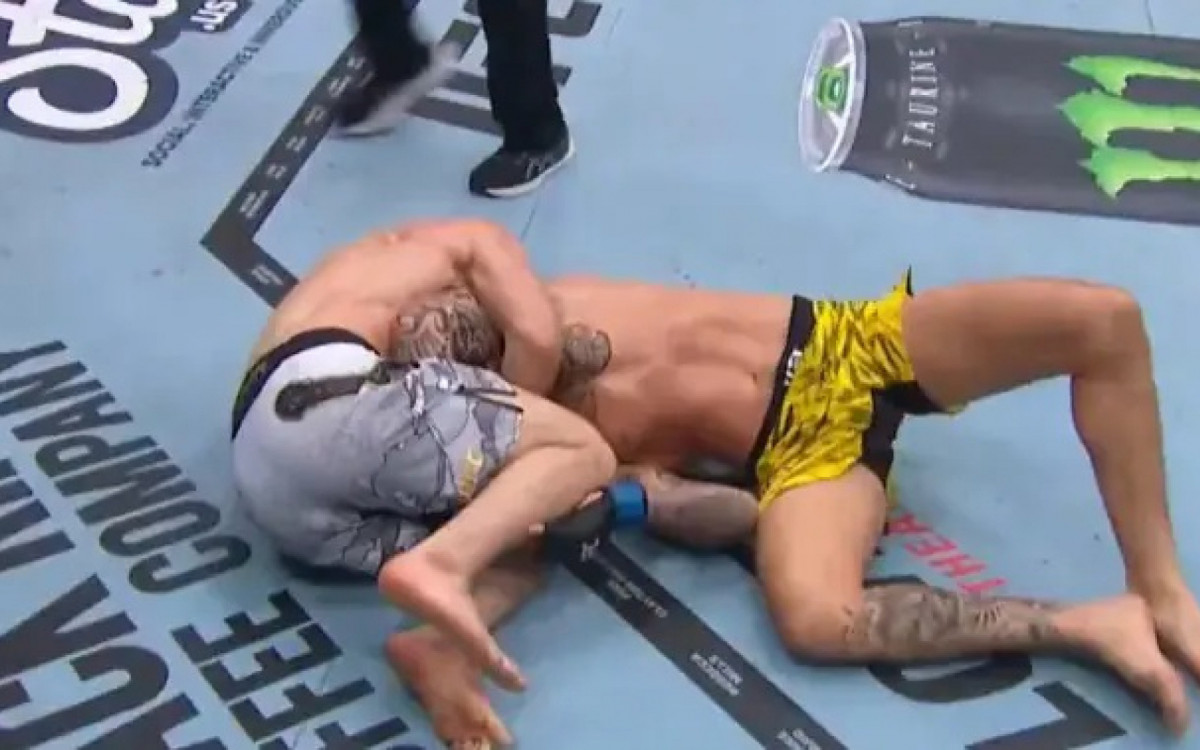 Renato Moicano não foi páreo para o russo, que defendeu seu cinturão pela quarta vez