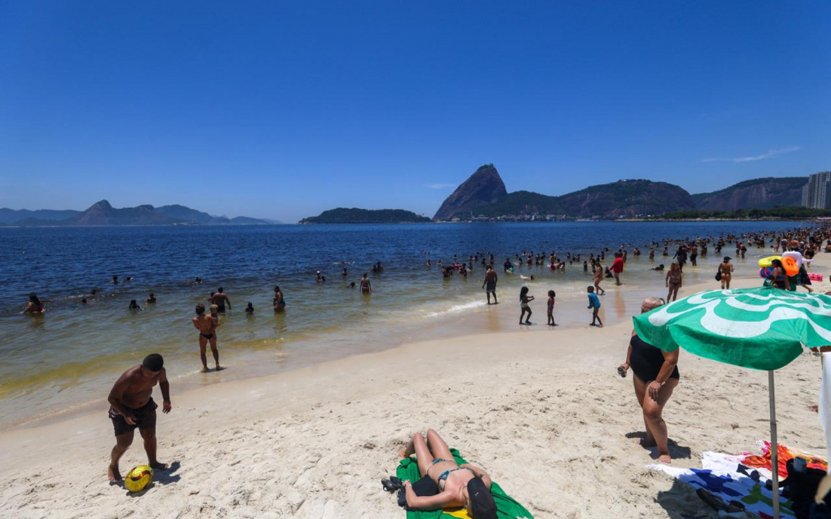 Com o calor intenso, cariocas e turistas aproveitam praias do Rio