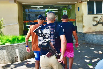 PM prende dois milicianos por extorsão de comerciantes em Belford Roxo