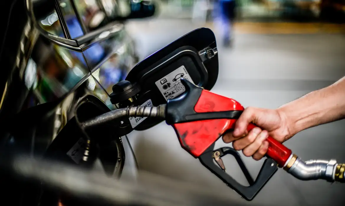 Defasagem da gasolina e do diesel dispara e aumenta risco de reajuste impulsionar inflação