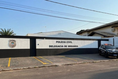 Homem é preso por abusar sexualmente de menina de 7 anos na frente da mãe da vítima