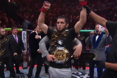 Renato Moicano assusta, mas Makhachev finaliza e mantém cinturão dos leves no UFC 311 