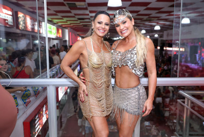Viviane Araújo e Flávia Alessandra posam juntas em evento no Salgueiro 