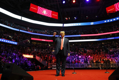 'Vamos tomar nosso país de volta', diz Trump em comício para celebrar vitória