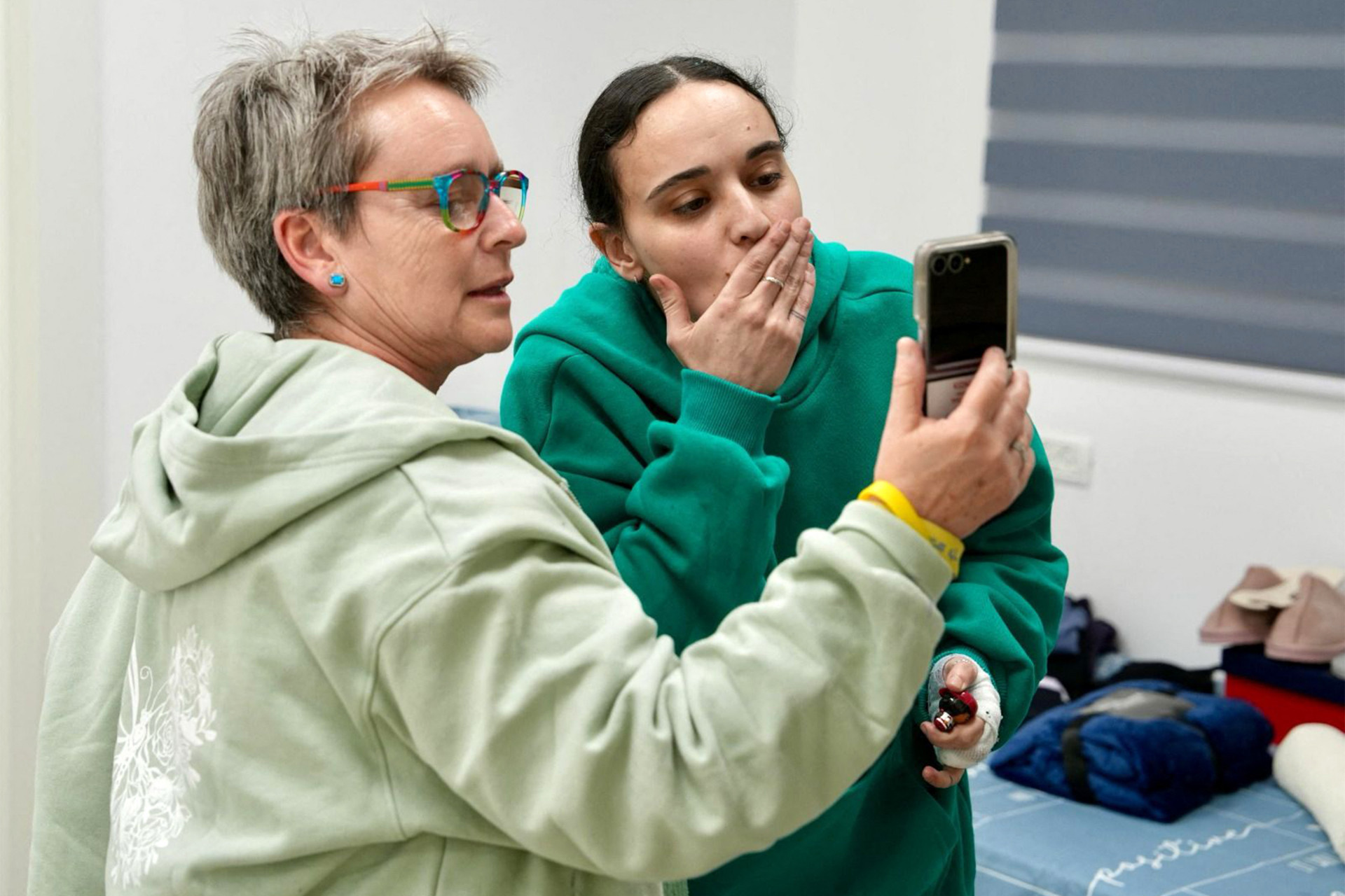 Ex-refém israelense Emily Damari com sua mãe Amanda  - AFP