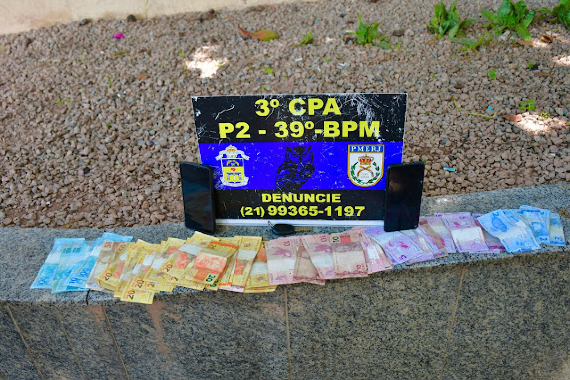 Dinheiro apreendido pela dupla de milicianos presa pelos policiais militares do 39&ordm; BPM - Divulga&ccedil;&atilde;o / PMERJ