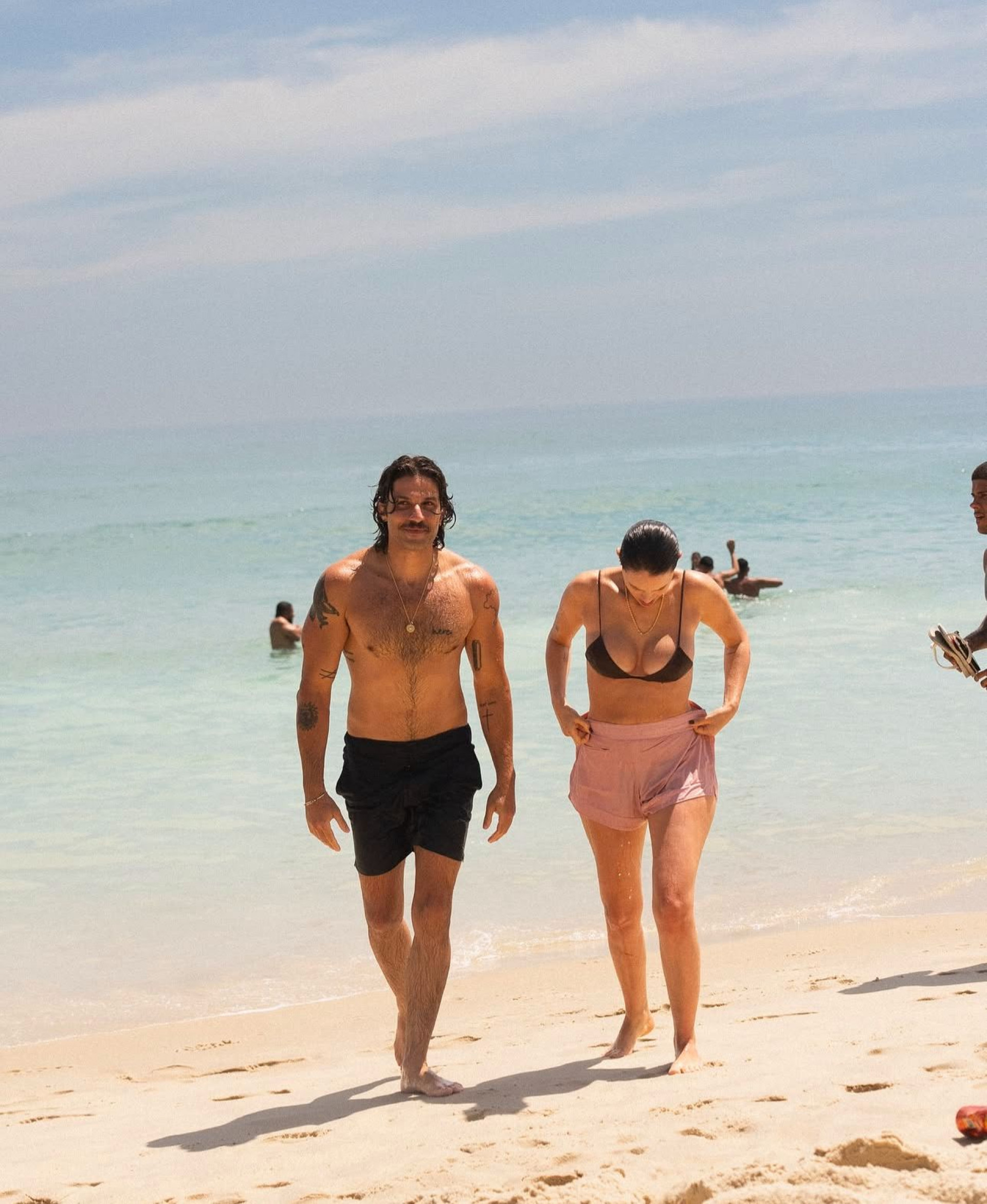 Chay Suede curte dia na praia com a família - Reprodução Instagram