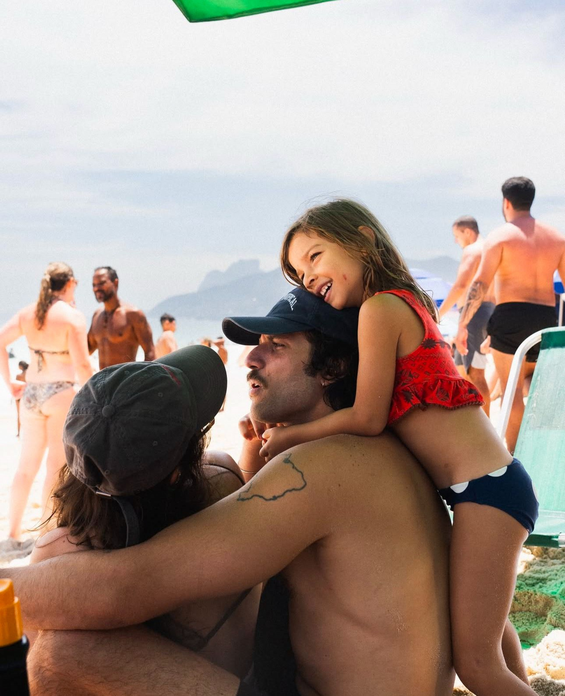 Chay Suede curte dia na praia com a família - Reprodução Instagram