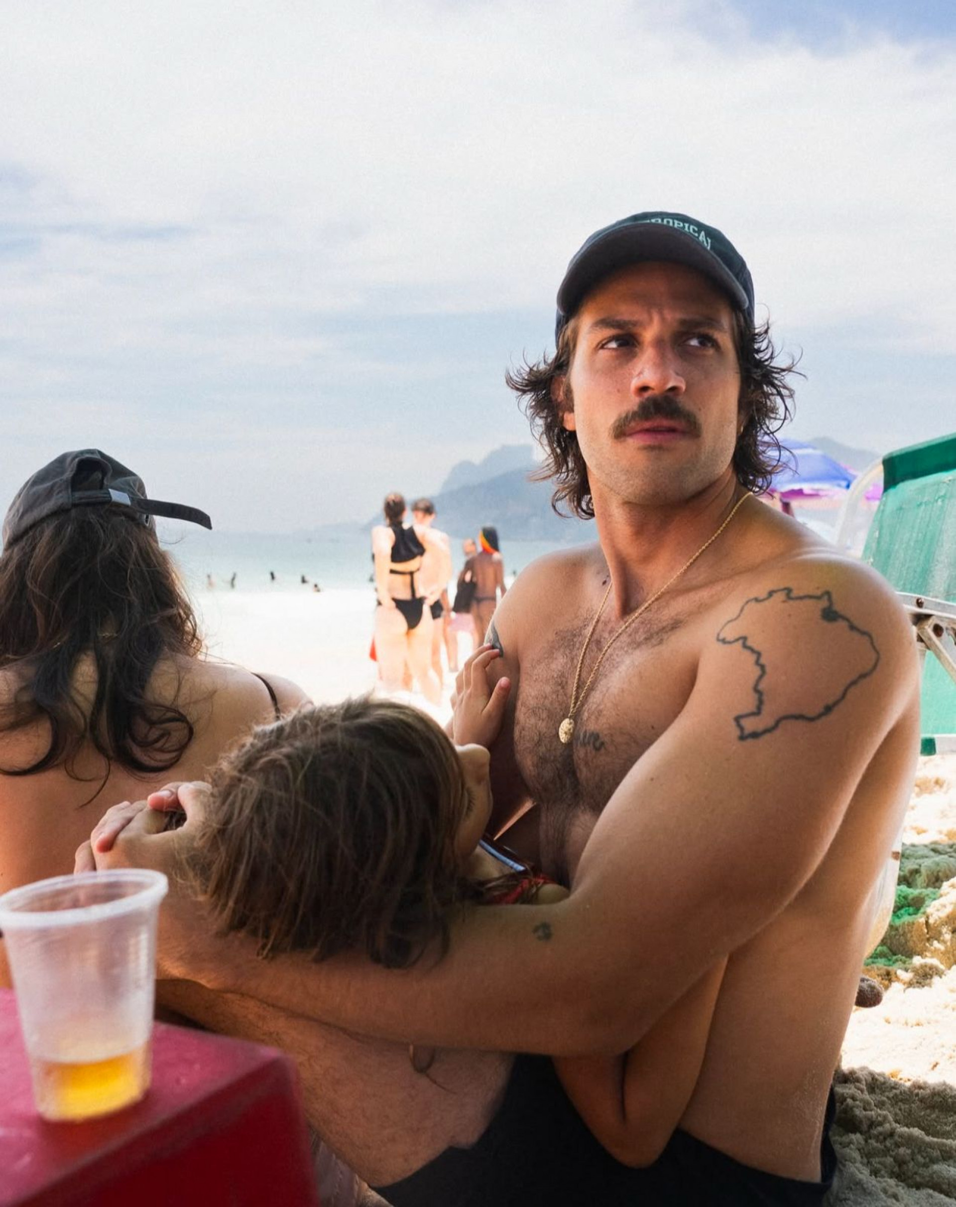 Chay Suede curte dia na praia com a família - Reprodução Instagram