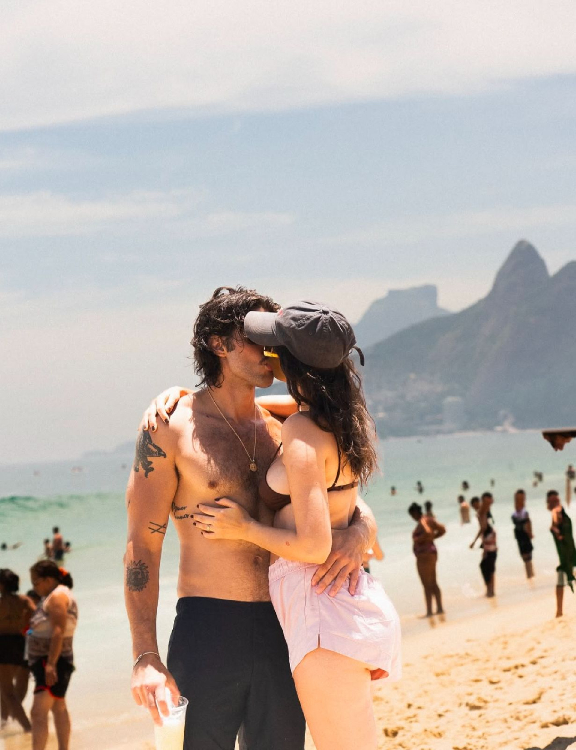 Chay Suede ganha beijinho da mulher, Laura, em dia na praia com a família - Reprodução Instagram