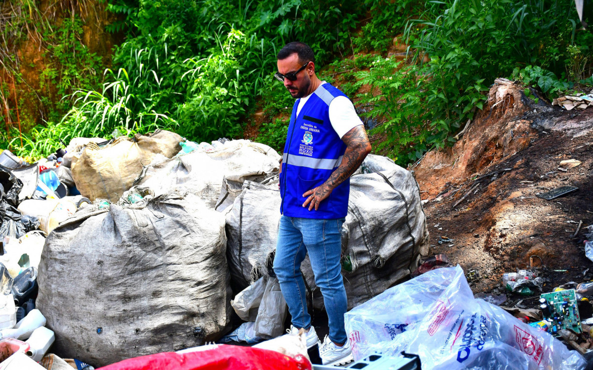 O secretário de Ordem Urbana, Cristiano Gaspar, na fiscalização aos ferros-velhos