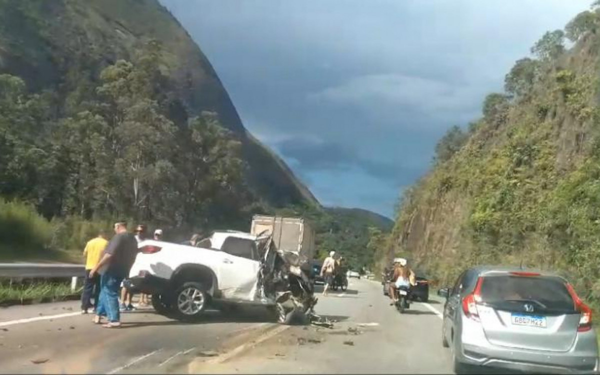 Carro ficou destruído após a colisão