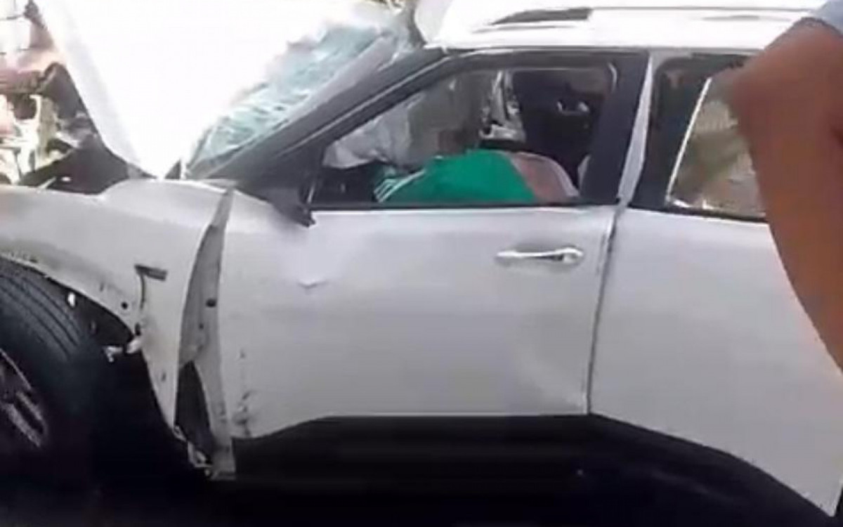 Carro ficou destruído após a colisão
