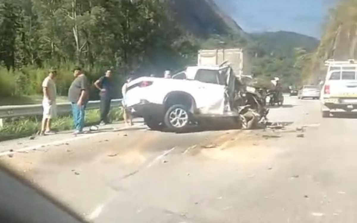 Carro ficou destruído após a colisão