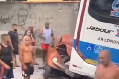 Acidente entre carros e ônibus deixa pessoa morta e feridos em Guaratiba