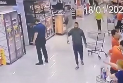 Vídeo: homem é preso após agredir gerente de mercado com pá