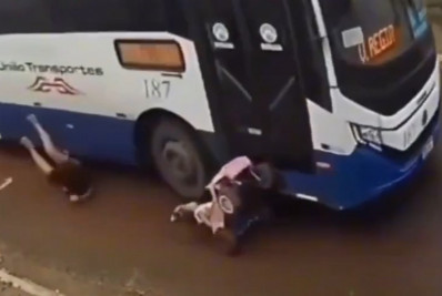 Vídeo: mãe e filha de 2 anos escapam da morte após serem atingidas por ônibus em MT