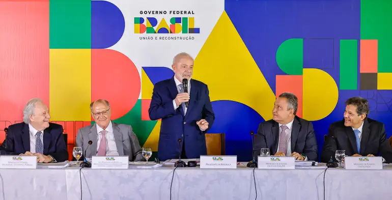 'Estou totalmente recuperado, nem chapéu estou usando', diz Lula a ministros