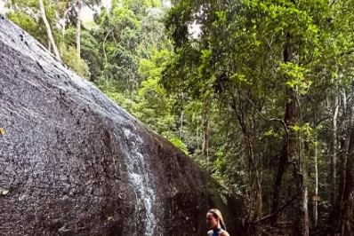 Mariana Ximenes recarrega as energias em banho de cachoeira 