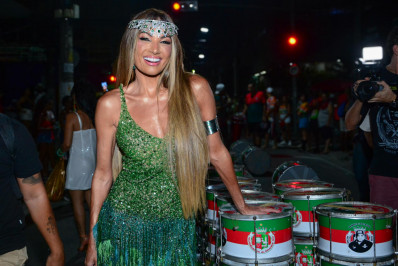 Vídeo! Patrícia Poeta marca presença em ensaio de rua da Grande Rio