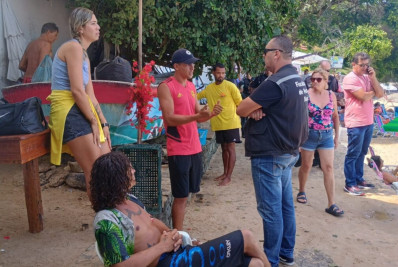 Prefeitura de Búzios suspende licença de trabalho dos ambulantes que brigaram fisicamente na Praia da Azeda nesta quinta-feira