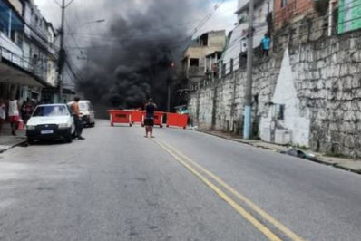 Manifestantes fecham rua de Quintino em protesto por falta de água