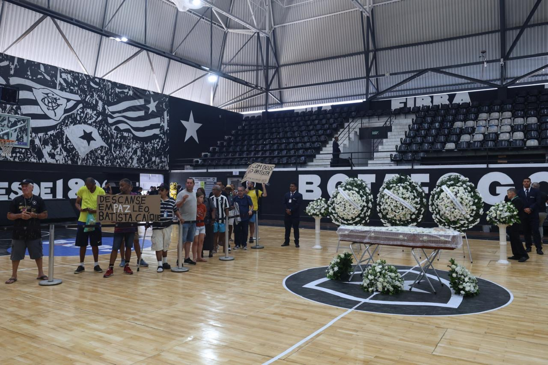 Corpo de Léo Batista foi velado em General Severiano, sede do Botafogo, o seu clube do coração - Renan Areias / Agência O Dia